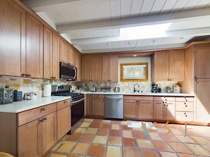 Fridge, microwave, oven, stovetop - Adorable and Charming Casita near Railyard (Santa Fe)
