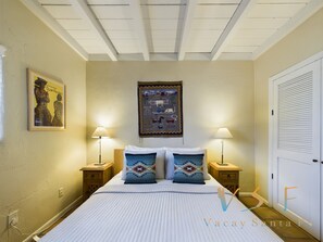 2 quartos, escrivaninha, ferros/tábuas de passar roupa