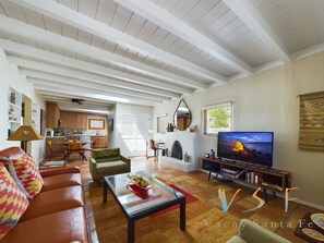 TV connectée, cheminée, livres