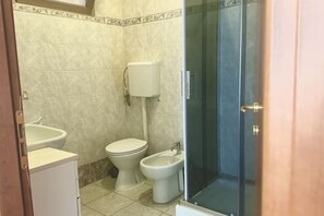 Shower, bidet, towels - A38 - Ancona, comfortable two-room apartment in the historic center (Ancona)