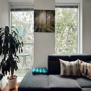 Apartamento, 2 habitaciones, sobre el agua | Zona de estar | Smart TV de 50 pulgadas con canales por satélite