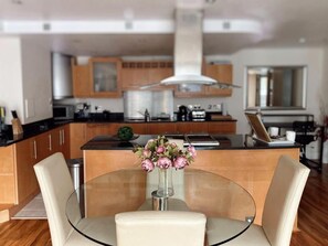 Apartamento familiar | Zona de estar | Smart TV de 50 pulgadas con canales por satélite