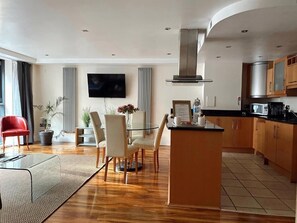 Familienapartment | Wohnbereich | 50-Zoll-Smart-TV mit Satellitenempfang