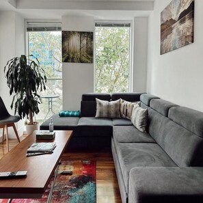 Apartment, 2 Bedrooms, Overwater | Living area | 50-inch Smart TV with satellite channels - Canary Wharf Apartments (London)