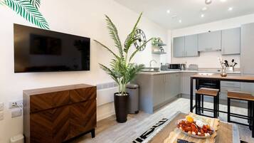 Full-sized fridge, microwave, oven, stovetop