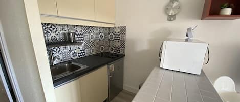 Fridge, cookware/dishes/utensils