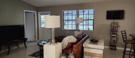 Smart-TV, DVD-spiller og bøker