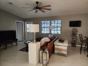 Smart-TV, DVD-Player, Bücher