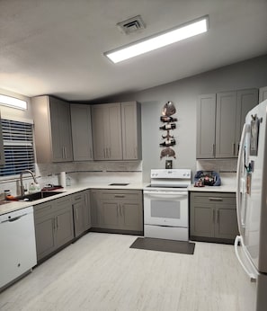 Fridge, microwave, oven, stovetop - Camp Mack Road Get Away (Lake Wales)