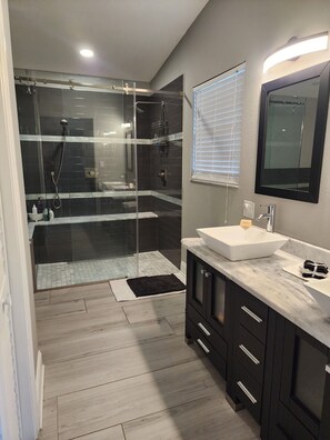 Articles de toilette écologiques, sèche-cheveux, serviettes fournies