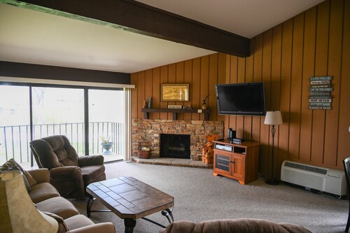 Villa Como at Interlaken |Short Walk to Beach |Pool |Gas Fireplace |Ski at Alpine or Grand Geneva