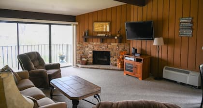 Villa Como at Interlaken |Short Walk to Beach |Pool |Gas Fireplace |Ski at Alpine or Grand Geneva