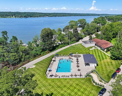 Villa Como at Interlaken |Short Walk to Beach |Pool |Gas Fireplace |Ski at Alpine or Grand Geneva