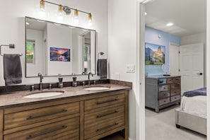 3 bedrooms, iron/ironing board, free WiFi, bed sheets - Beautiful 3 bedroom private home with hot tub (Whitefish)