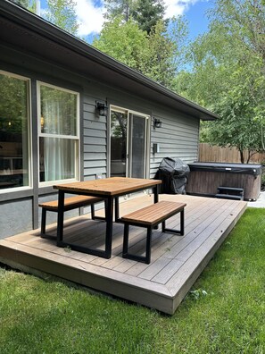 Outdoor dining - Beautiful 3 bedroom private home with hot tub (Whitefish)