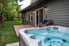 Terrace/patio - Beautiful 3 bedroom private home with hot tub (Whitefish)