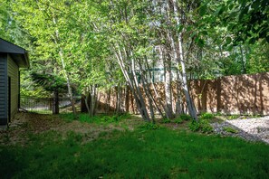 Property grounds - Beautiful 3 bedroom private home with hot tub (Whitefish)