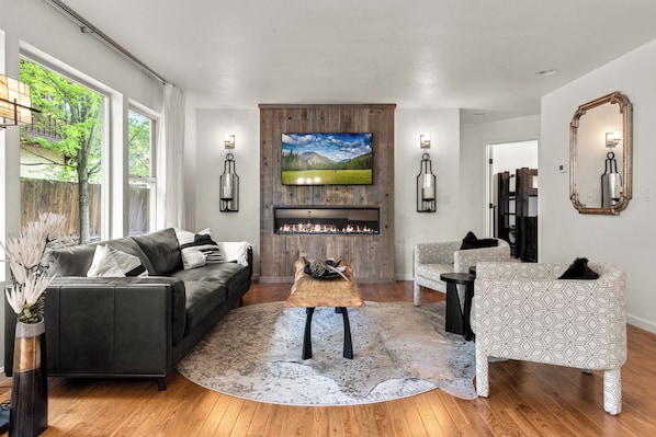 Smart TV - Beautiful 3 bedroom private home with hot tub (Whitefish)