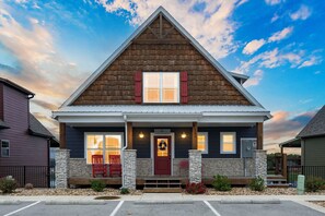 Exterior - Table Rock Lake Views-Shared Outdoor Pool-Free Attraction Tickets-Air Hockey (Branson)