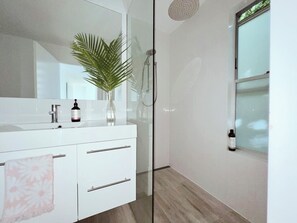 Douche, baignoire Ă jets, sĂšche-cheveux, serviettes fournies