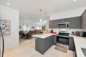 Jääkaappi, mikroaaltouuni, uuni, liesi