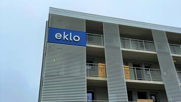 Um edifício com uma placa na fachada que diz 'eklo'.