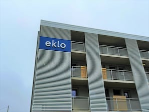 A building with a sign reading "eklo" on the facade. - Eklo Hotels Paris Roissy CDG Airport (Roissy-en-France)