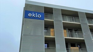 A building with a sign reading "eklo" on the facade. - Eklo Hotels Paris Roissy CDG Airport (Roissy-en-France)