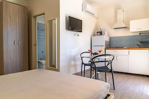 1 quarto, ferros/tábuas de passar roupa, berço de viagem