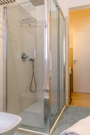 Dusche, Haartrockner, Bidet, Handtücher