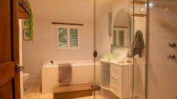 Een douche, een haardroger, handdoeken, shampoo
