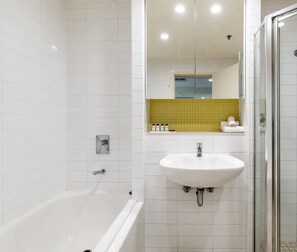 Douche, sèche-cheveux, serviettes fournies