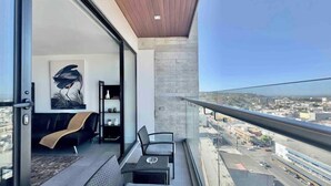 Ein Balkon mit einer Couch, Stühlen und einem Tisch.