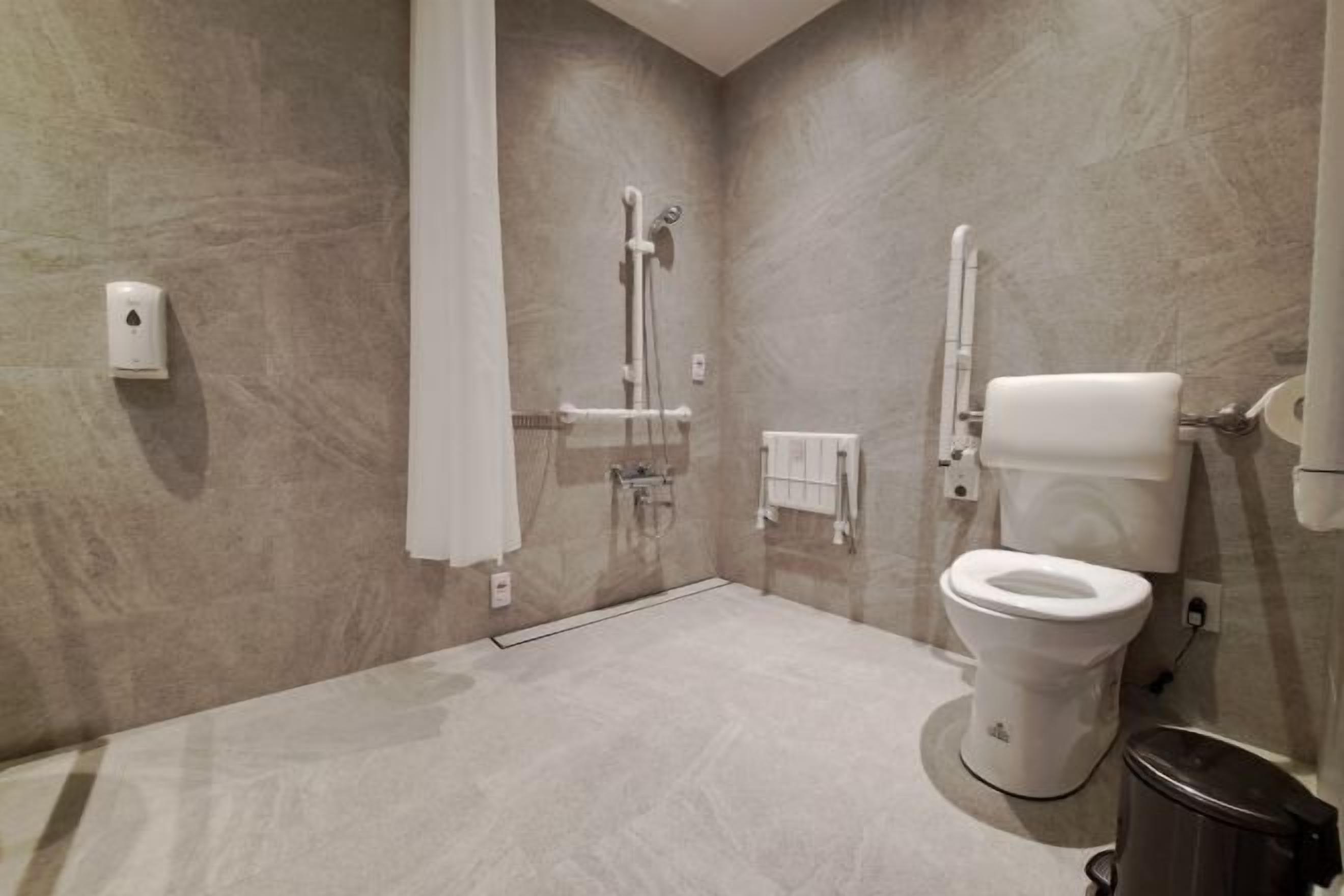 Badkamer | Een aparte badkuip en douche, een hydromassagedouche, een haardroger