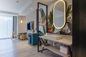 Quarto casal luxo | Área de estar | TV LED 55 polegadas com canais digitais, Netflix, serviços de streaming