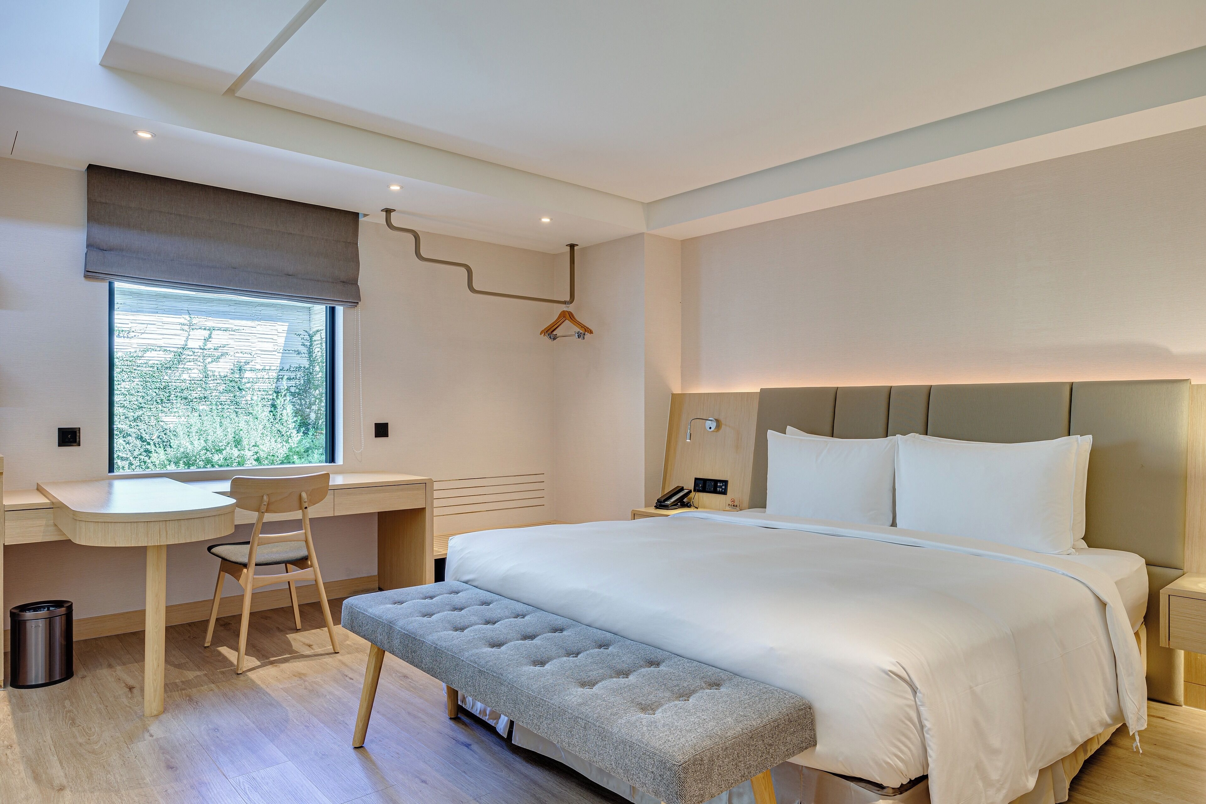 Free minibar, in-room safe, free WiFi, bed sheets