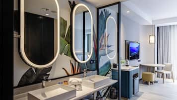 Habitación cuádruple Deluxe | 1 dormitorio, caja fuerte, wifi gratis y ropa de cama