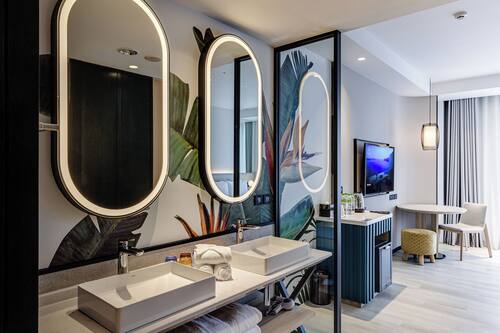 Quadrupla Deluxe | Minibar con snack e bevande gratuite, una cassaforte in camera