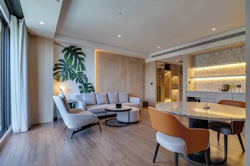 Attico Executive | Minibar con snack e bevande gratuite, una cassaforte in camera