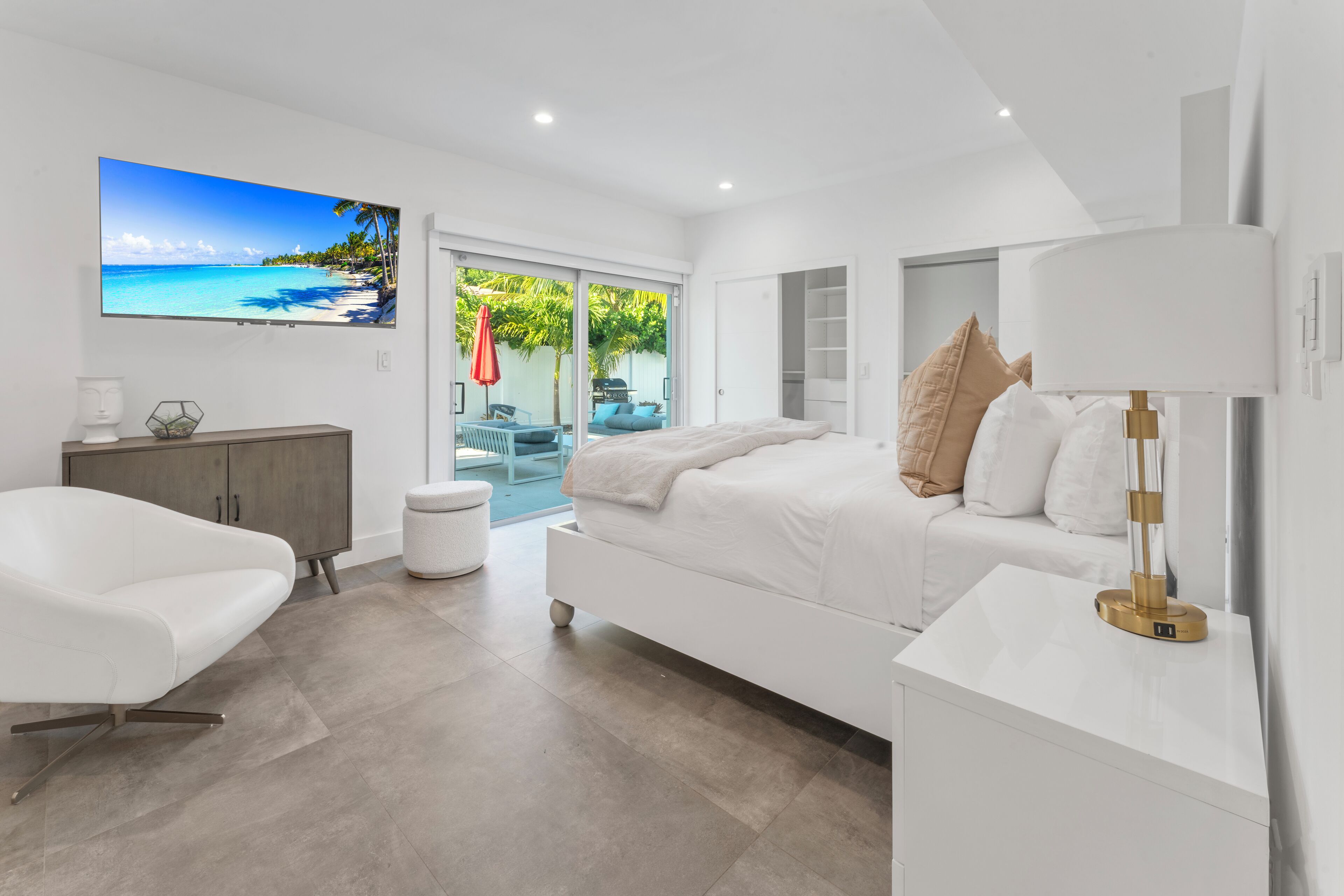 4 bedrooms, in-room safe, desk, iron/ironing board