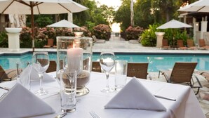 Outdoor dining - Luxury Spa Suite #220 Temple Palm Cove (Palm Cove)