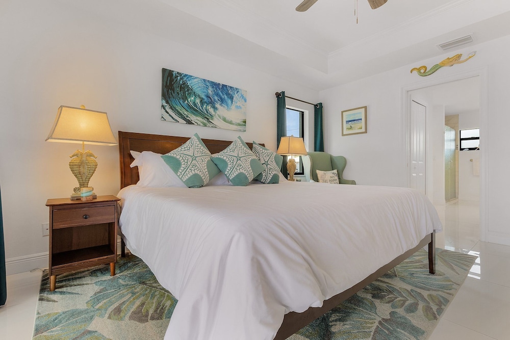 Serene canal views paddle board bicycles heated pool and spa the