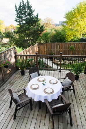 Outdoor dining - Sunny Garden Retreat • Elegant Queen Rooms Near Transit (Toronto)