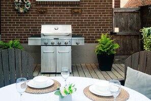 Outdoor dining - Sunny Garden Retreat • Elegant Queen Rooms Near Transit (Toronto)