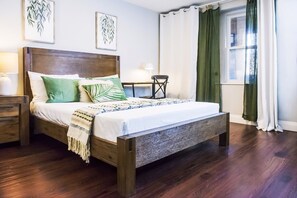 3 bedrooms, iron/ironing board, WiFi, bed sheets - Sunny Garden Retreat • Elegant Queen Rooms Near Transit (Toronto)