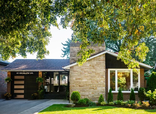 Sunny Garden Retreat • Elegant Queen Rooms Near Transit
