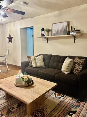 Smart TV, fireplace - 🏡Little Bear Cabin In Helen🐻 (Helen)