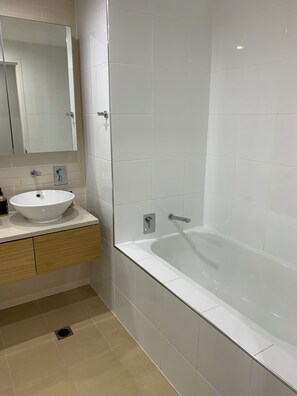 シャワー、ヘアドライヤー、タオル、石鹸