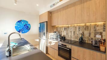 Vila Mewah, pemandangan kebun | Dapur pribadi | Lemari es besar, microwave, oven, dan kompor