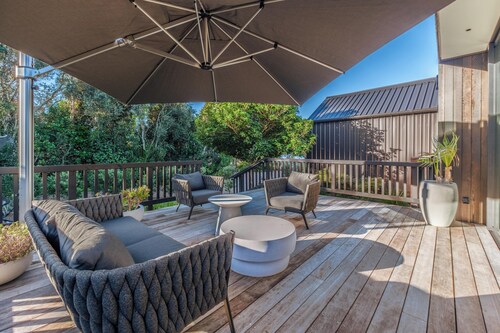 Waiata Beach House - Onetangi Beach